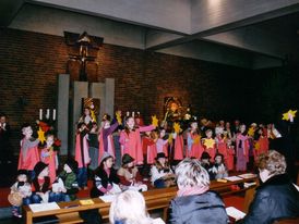 Kinder begleiten mit ihren Sternen alle Weihnachtslieder